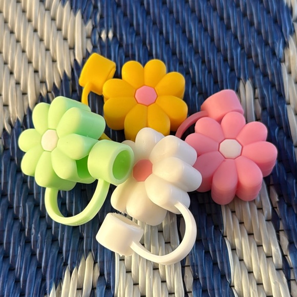 NWT (4) Silicone Straw Covers Toppers for Stanley Cups Flower Straw Caps Pink - Picture 1 of 2